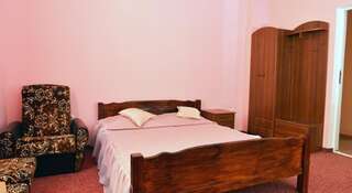 Гостиница Mini Hotel Uyut Утес Трехместный номер с видом на горы-1