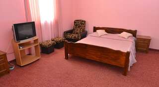 Гостиница Mini Hotel Uyut Утес Трехместный номер с видом на горы-2