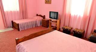 Гостиница Mini Hotel Uyut Утес Трехместный номер с видом на горы-3
